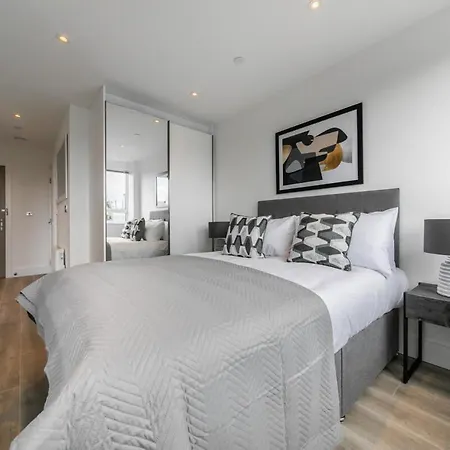 Bright And Modern Studio Apartment In East Grinstead Exterior photo
