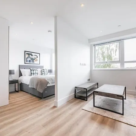 Bright And Modern Studio Apartment In East Grinstead Exterior photo