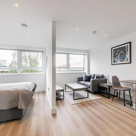 Bright And Modern Studio Apartment In East Grinstead Exterior photo