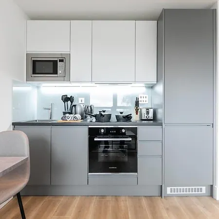 Bright And Modern Studio Apartment In East Grinstead Exterior photo