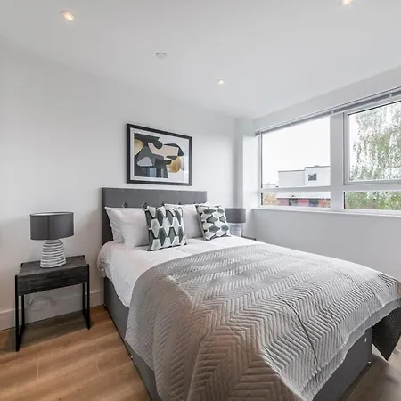 Bright And Modern Studio Apartment In East Grinstead Exterior photo